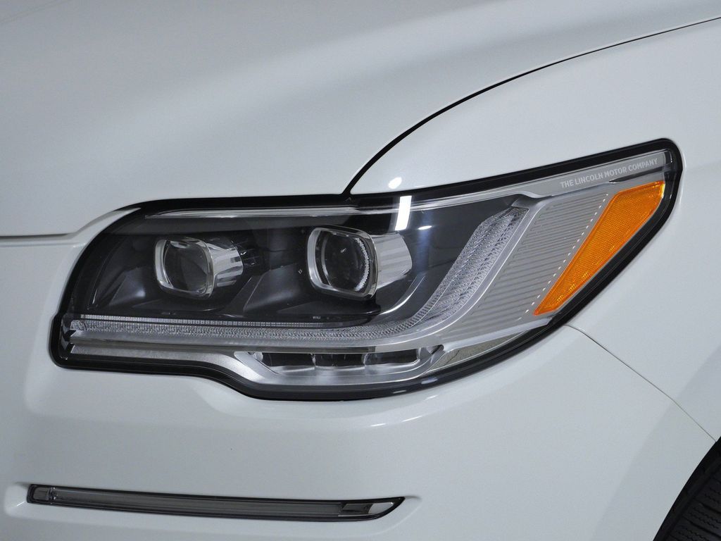 Thumbnail: 2022 Lincoln Navigator L - 16