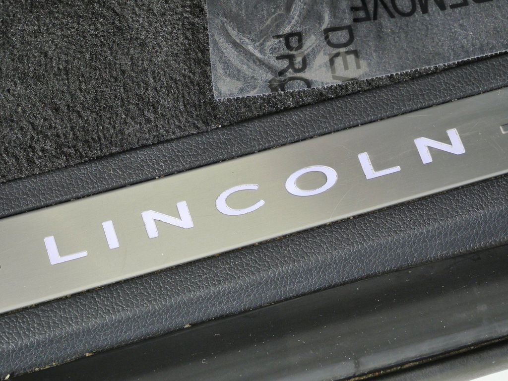 Thumbnail: 2022 Lincoln Navigator L - 28