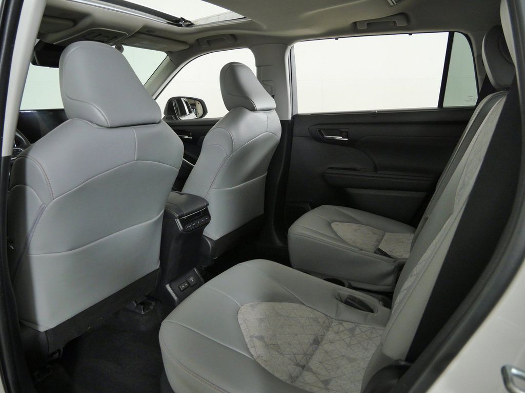 Thumbnail: 2023 Toyota Highlander - 34