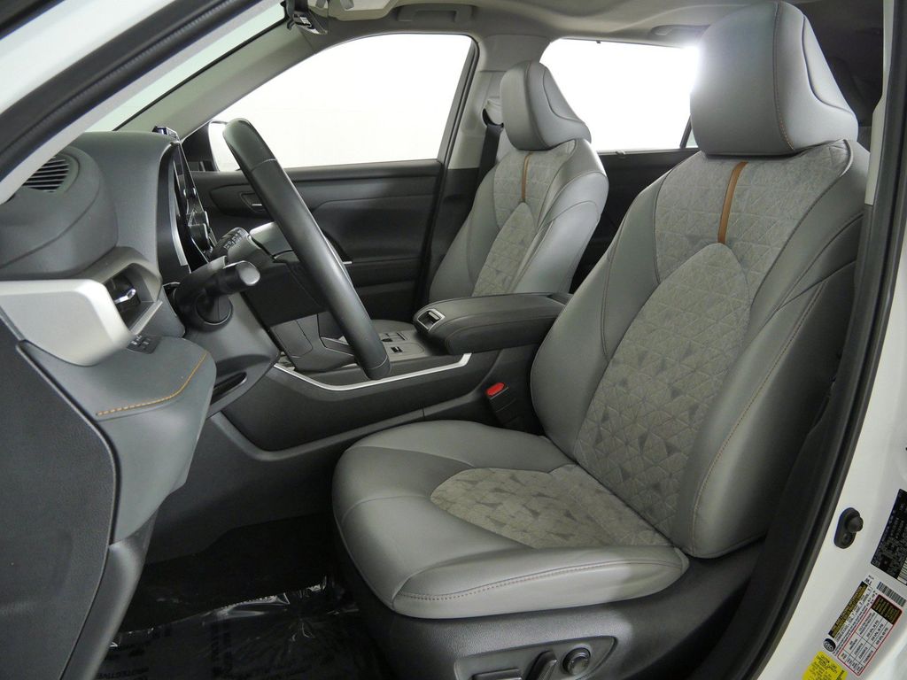 Thumbnail: 2023 Toyota Highlander - 38