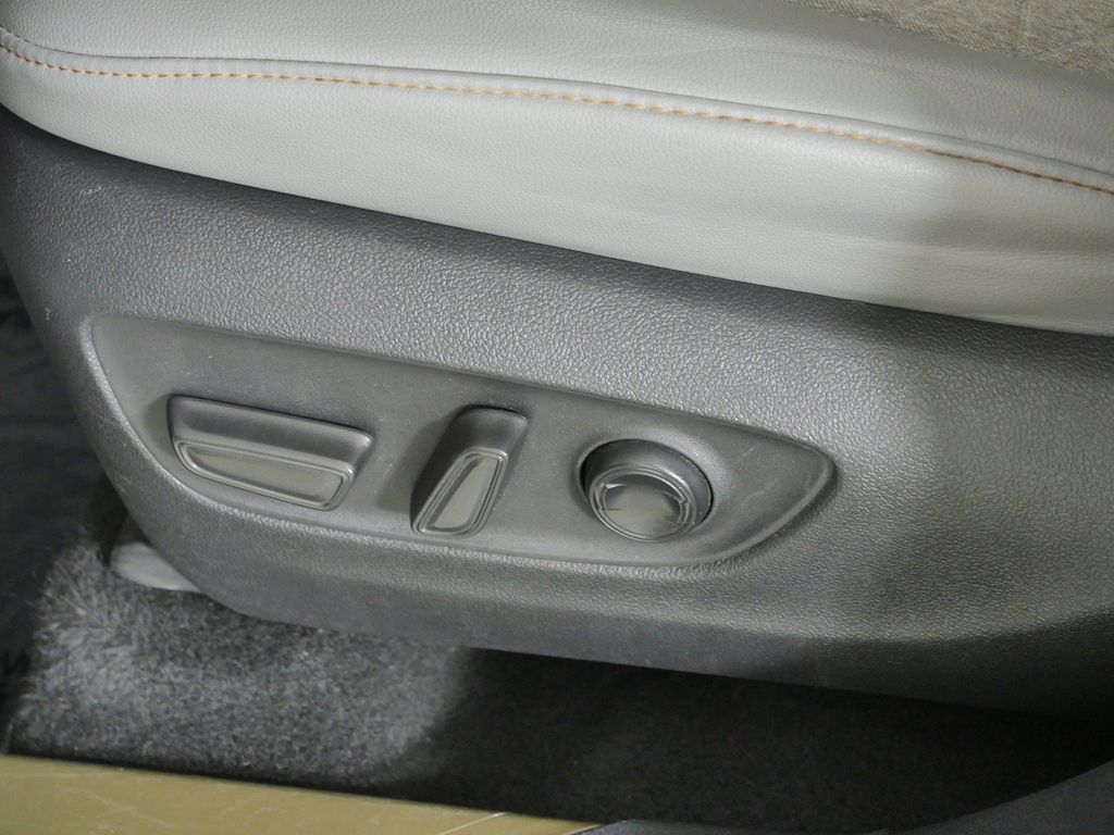 Thumbnail: 2023 Toyota Highlander - 40