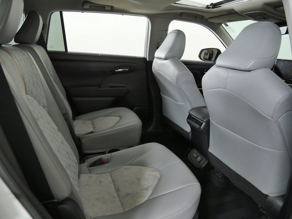 Thumbnail: 2023 Toyota Highlander - 11