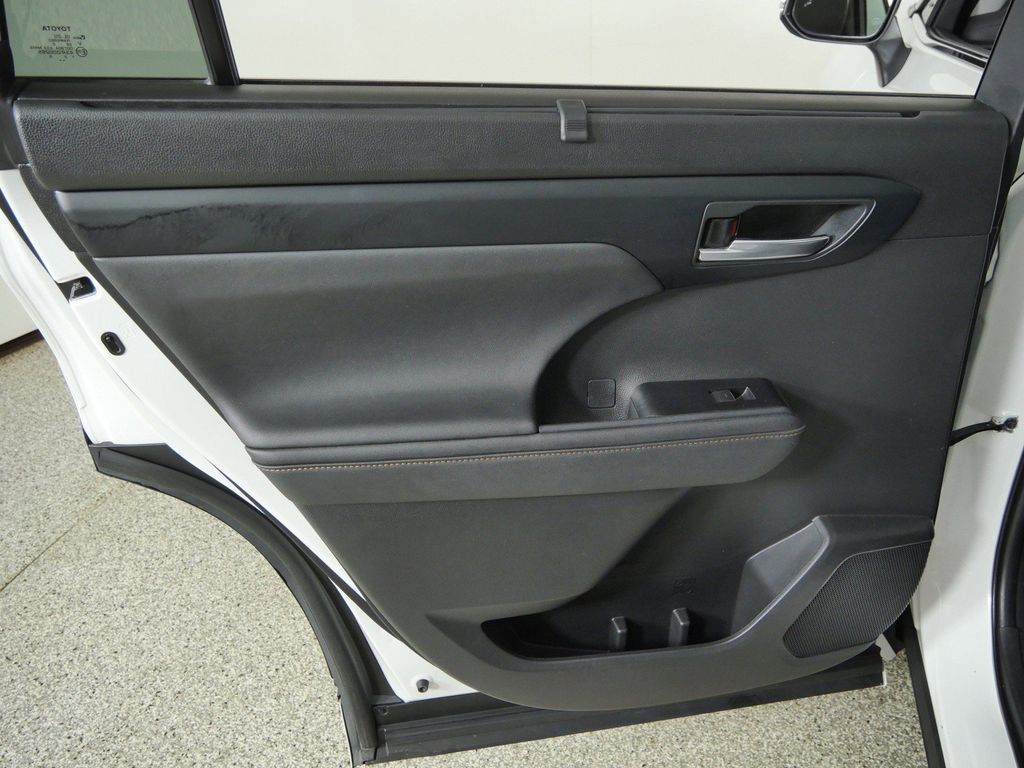 Thumbnail: 2023 Toyota Highlander - 33