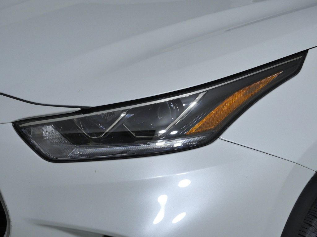 Thumbnail: 2023 Toyota Highlander - 17