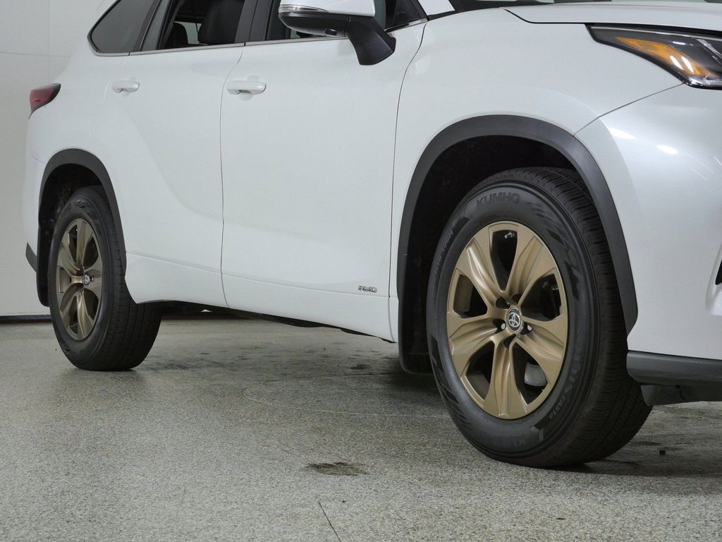 Thumbnail: 2023 Toyota Highlander - 8