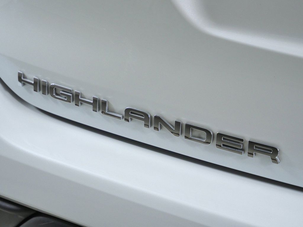 Thumbnail: 2023 Toyota Highlander - 23