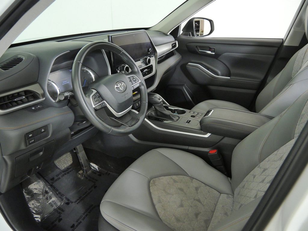 Thumbnail: 2023 Toyota Highlander - 37
