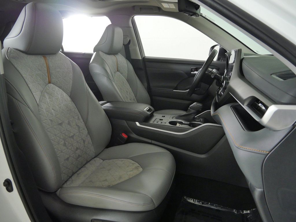 Thumbnail: 2023 Toyota Highlander - 10