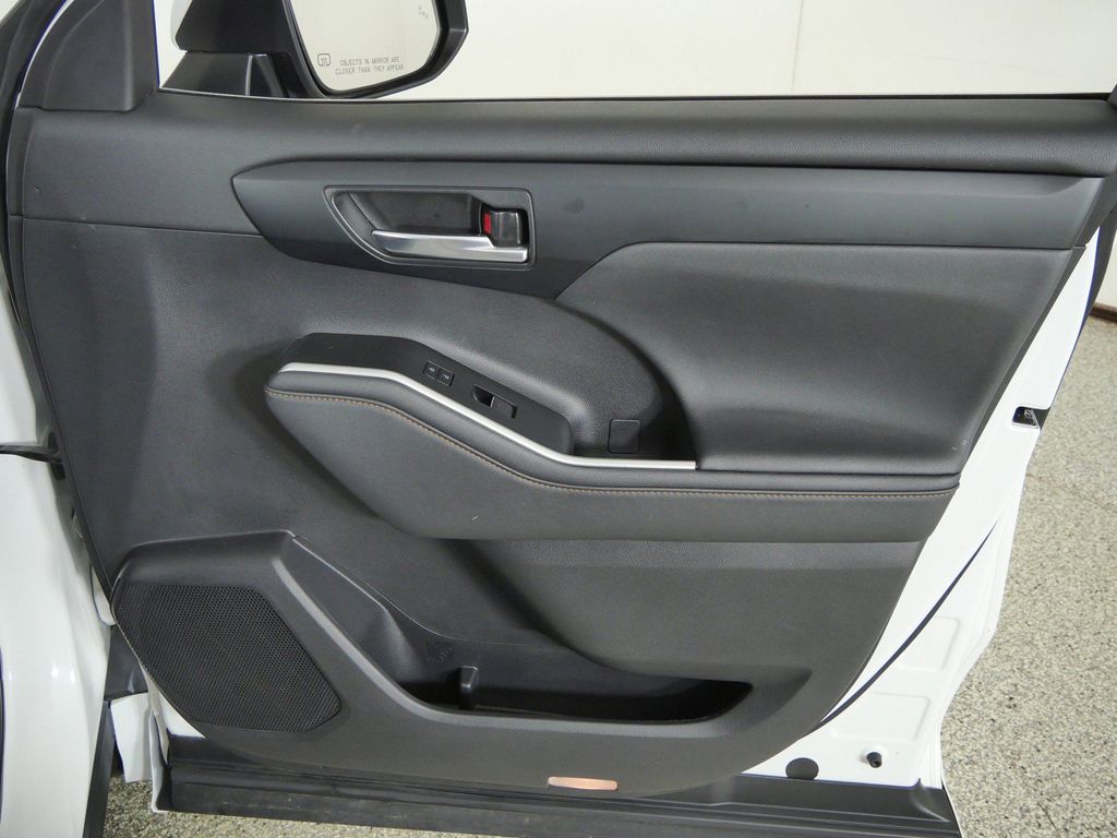 Thumbnail: 2023 Toyota Highlander - 27