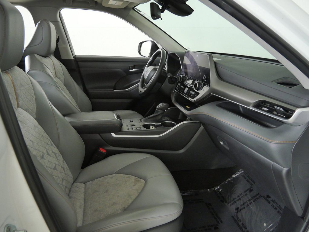 Thumbnail: 2023 Toyota Highlander - 9