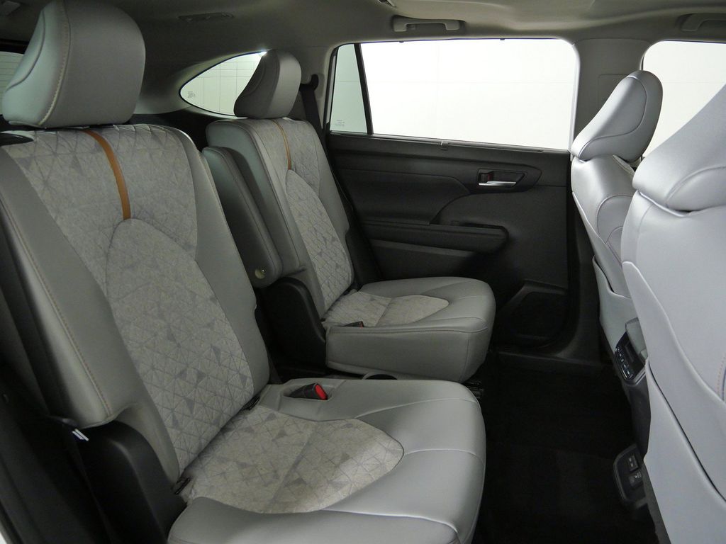 Thumbnail: 2023 Toyota Highlander - 31