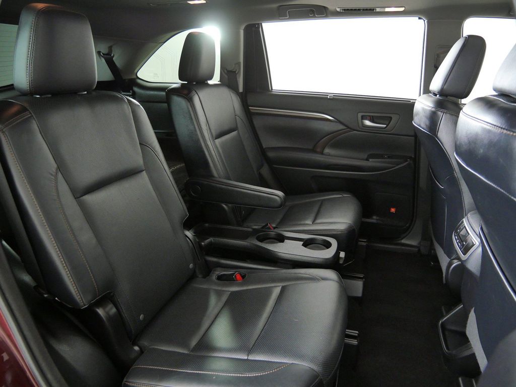 Thumbnail: 2015 Toyota Highlander - 32