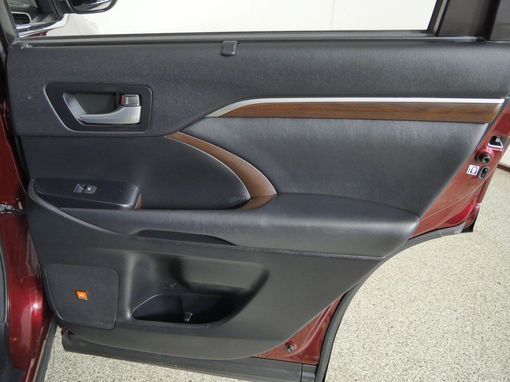 Thumbnail: 2015 Toyota Highlander - 31