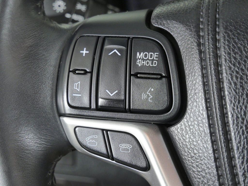Thumbnail: 2015 Toyota Highlander - 42