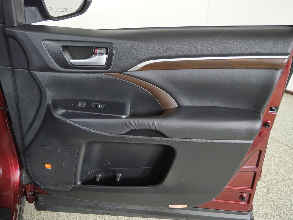 Thumbnail: 2015 Toyota Highlander - 28
