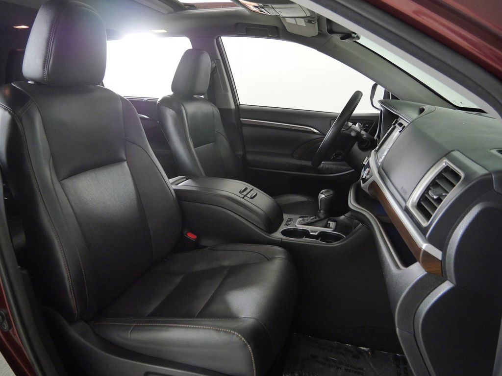 Thumbnail: 2015 Toyota Highlander - 10