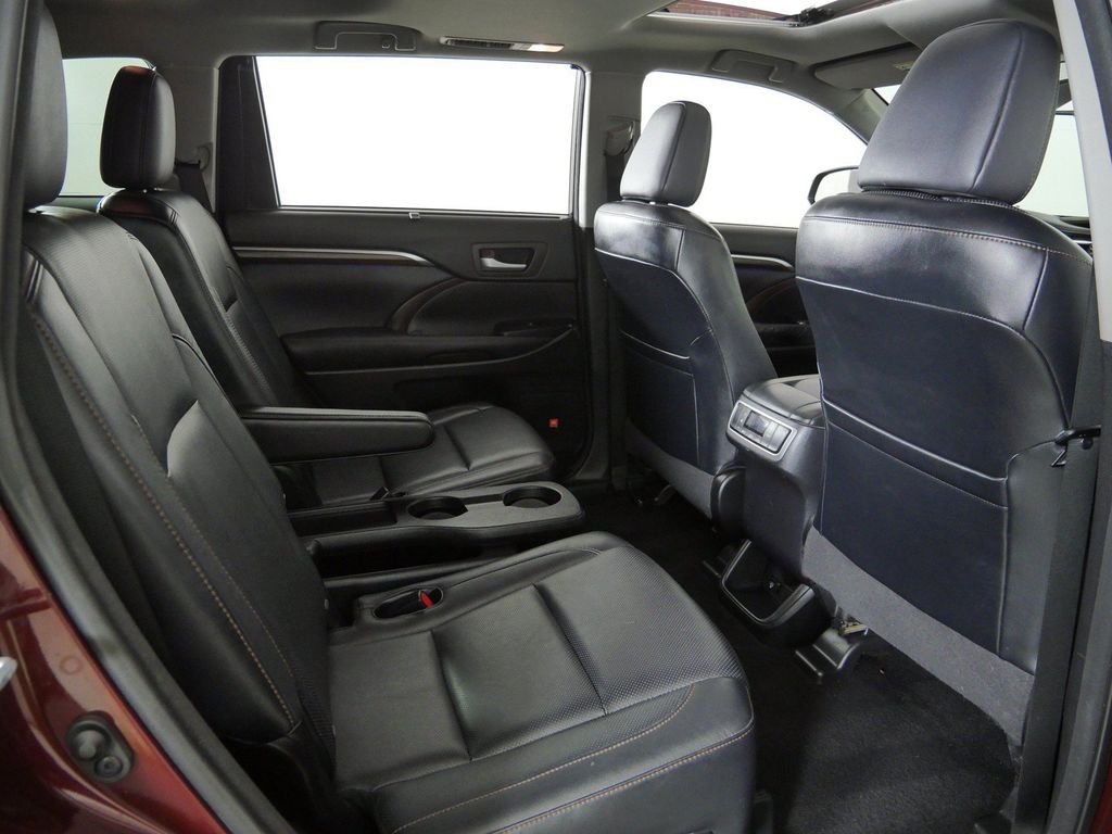Thumbnail: 2015 Toyota Highlander - 11