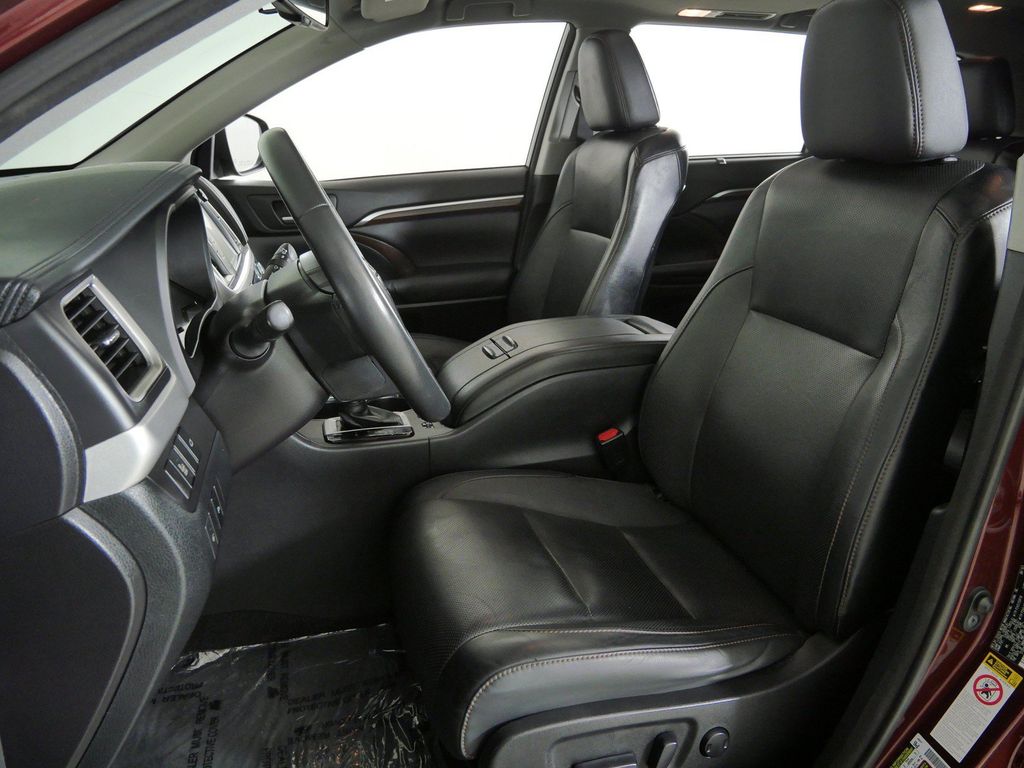 Thumbnail: 2015 Toyota Highlander - 38