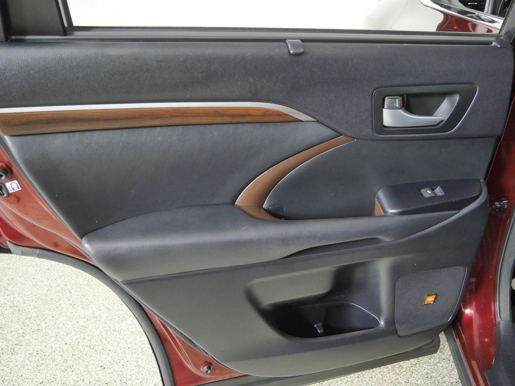 Thumbnail: 2015 Toyota Highlander - 34