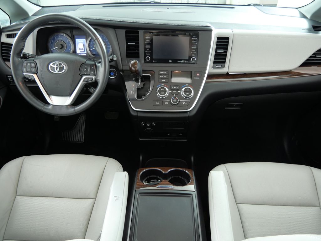 Thumbnail: 2018 Toyota Sienna - 2