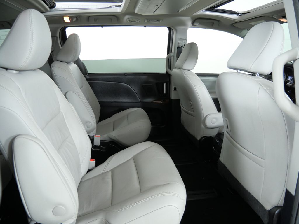 Thumbnail: 2018 Toyota Sienna - 12