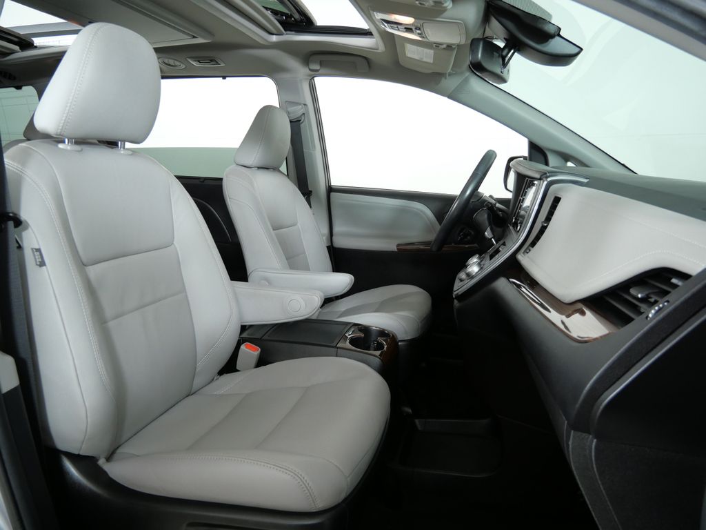 Thumbnail: 2018 Toyota Sienna - 11