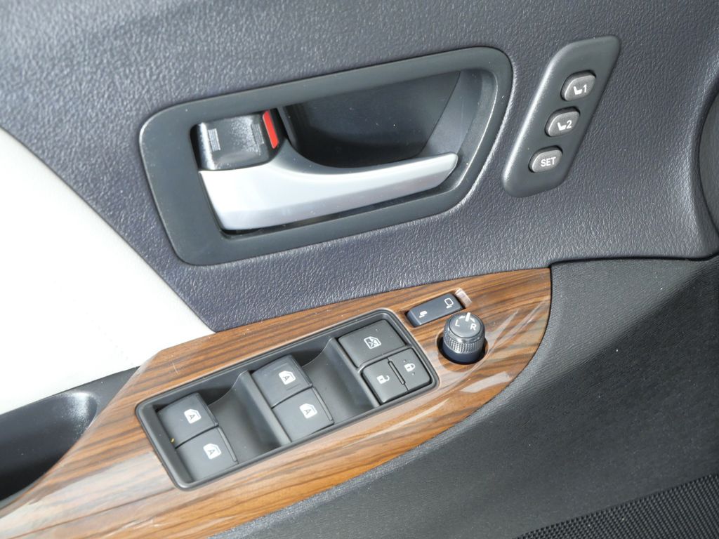 Thumbnail: 2018 Toyota Sienna - 40