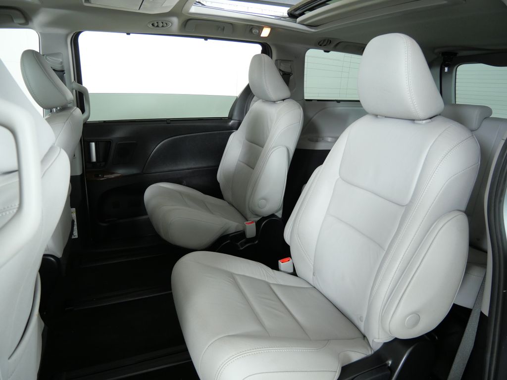 Thumbnail: 2018 Toyota Sienna - 37
