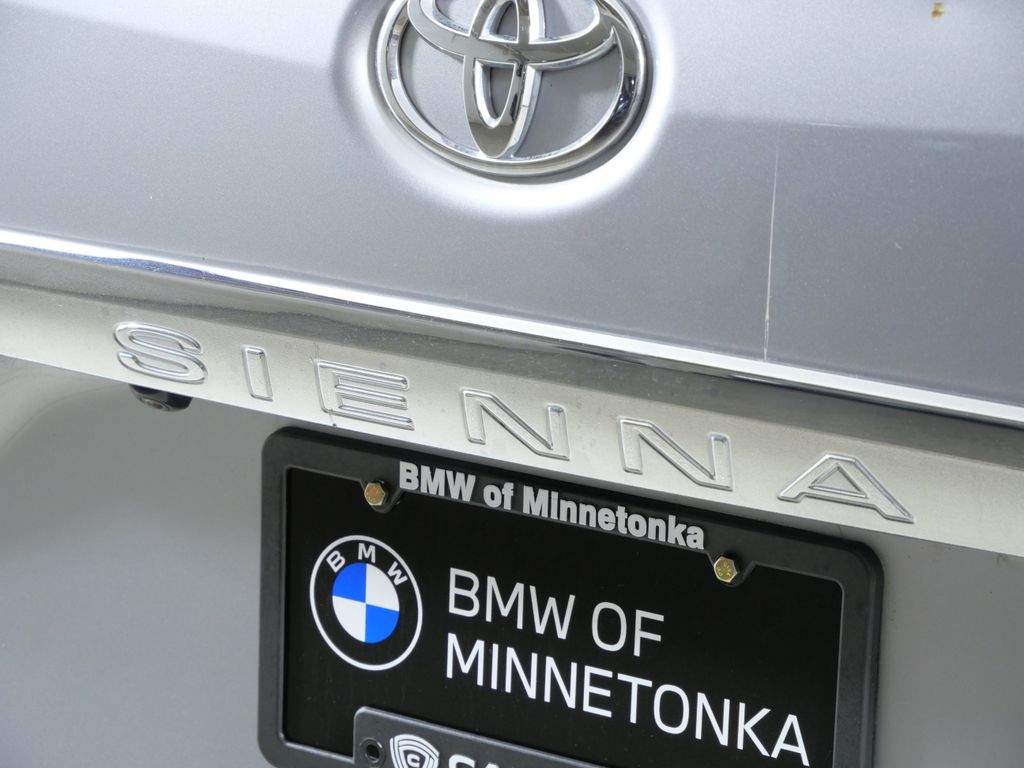 Thumbnail: 2018 Toyota Sienna - 23