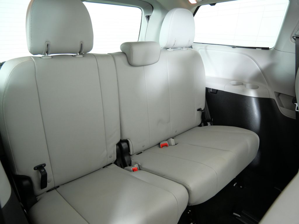 Thumbnail: 2018 Toyota Sienna - 33