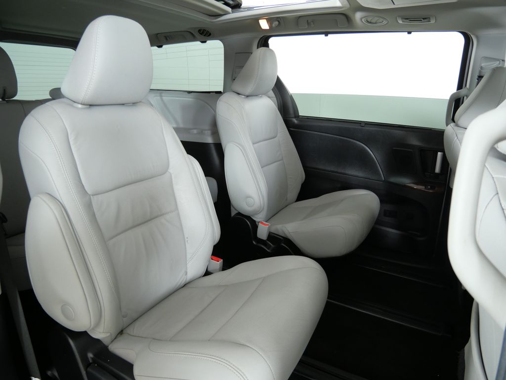 Thumbnail: 2018 Toyota Sienna - 32