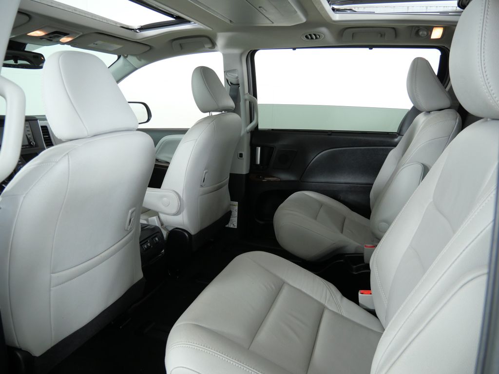 Thumbnail: 2018 Toyota Sienna - 36