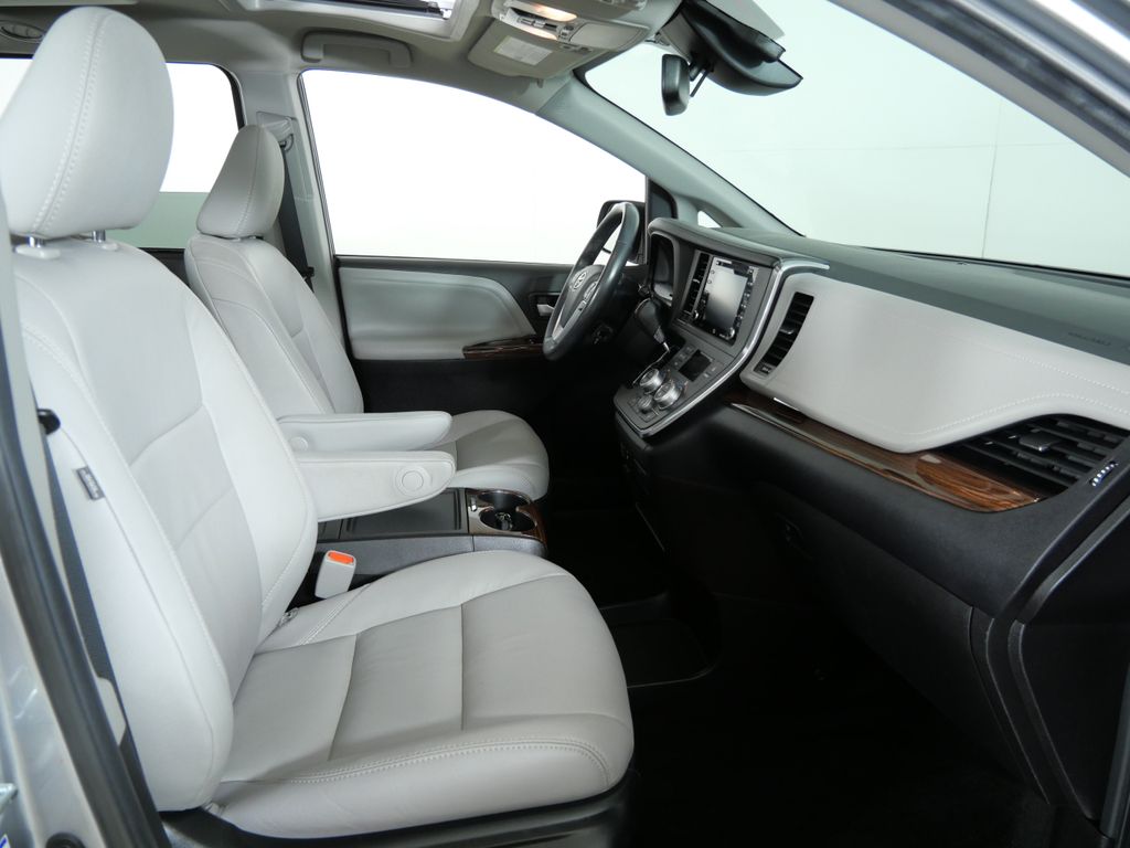 Thumbnail: 2018 Toyota Sienna - 10