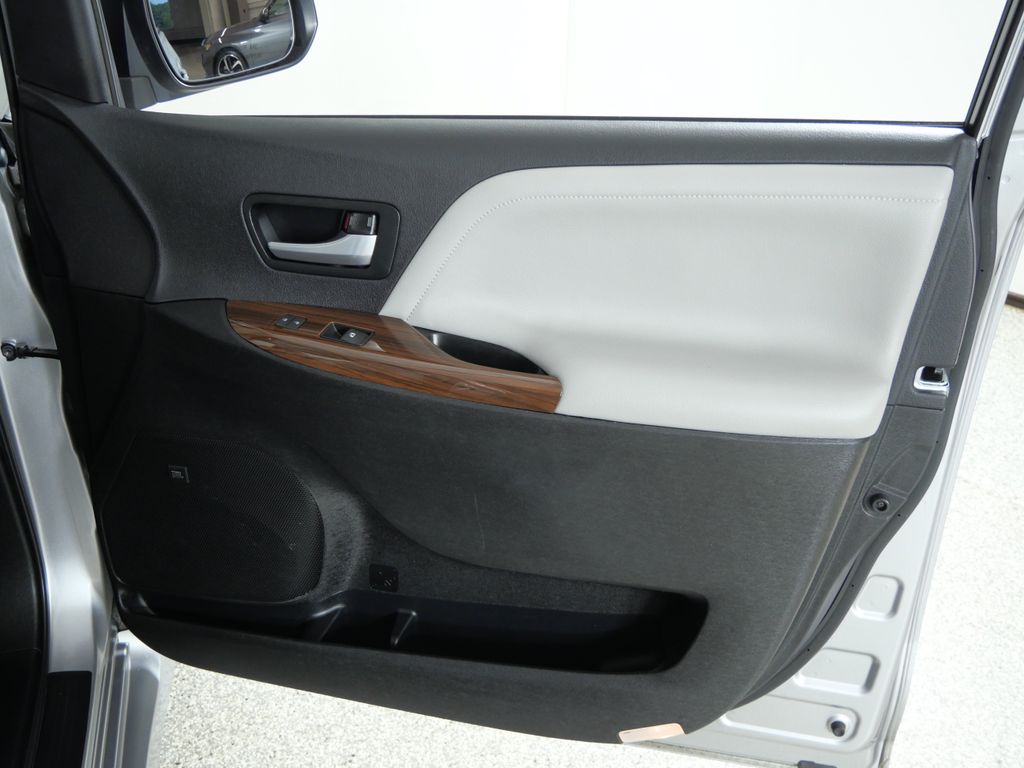 Thumbnail: 2018 Toyota Sienna - 28