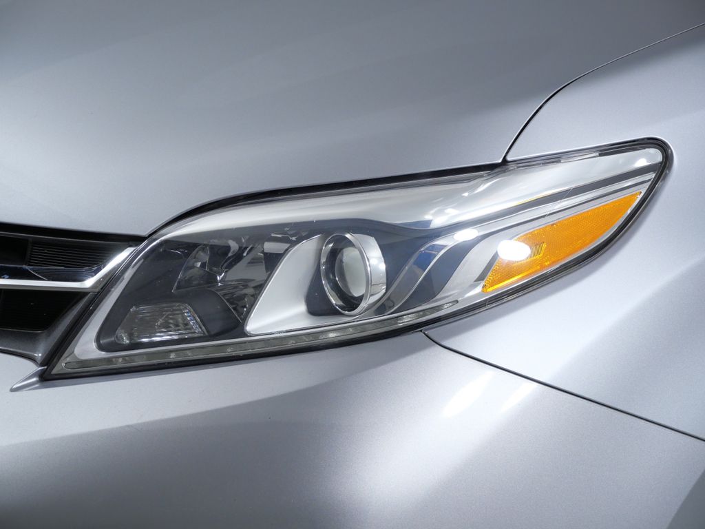 Thumbnail: 2018 Toyota Sienna - 18