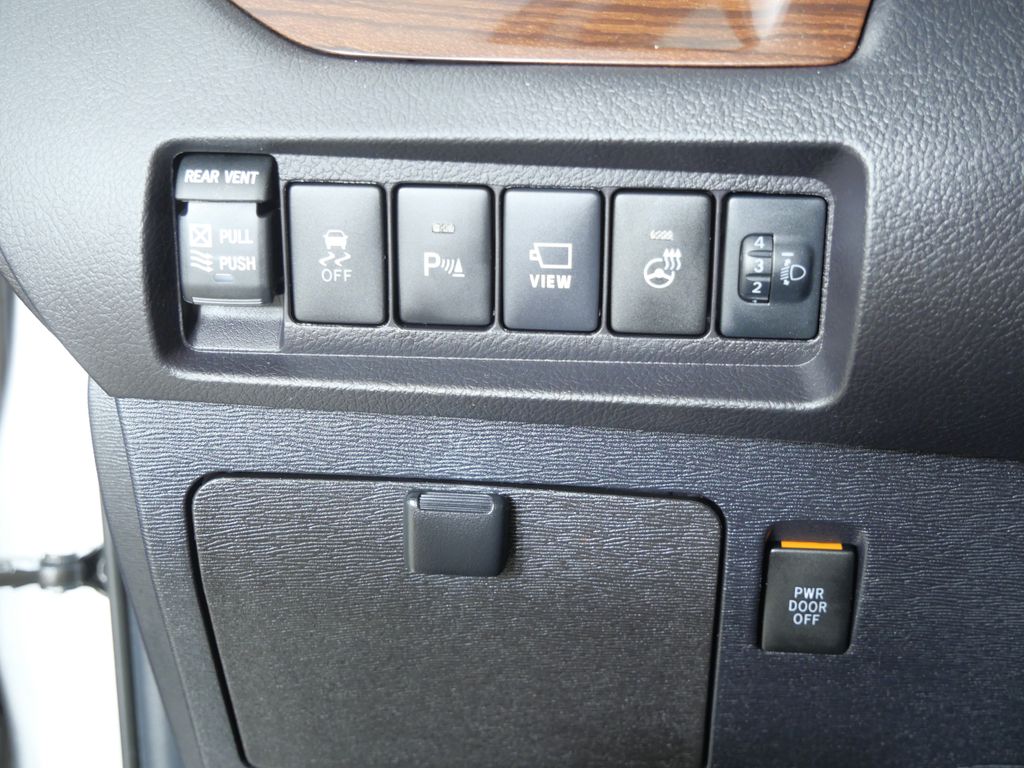 Thumbnail: 2018 Toyota Sienna - 42