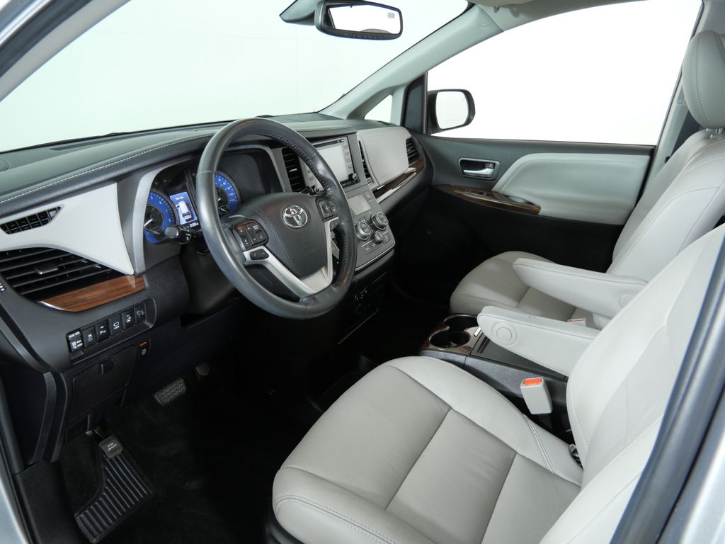 Thumbnail: 2018 Toyota Sienna - 9