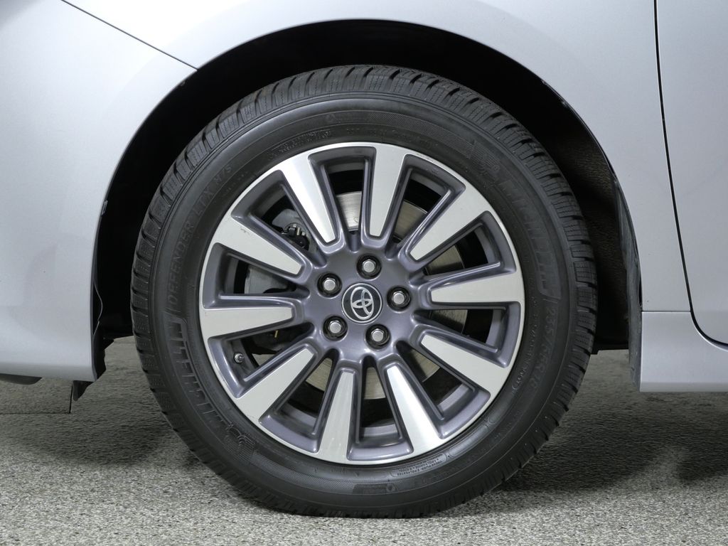 Thumbnail: 2018 Toyota Sienna - 8