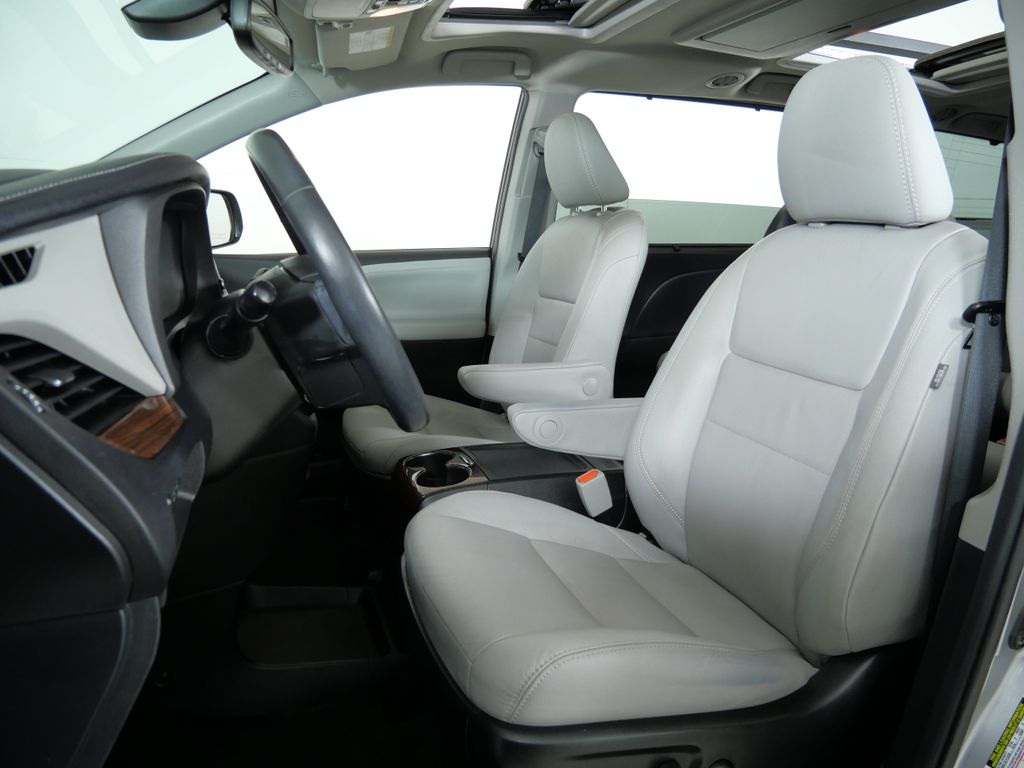 Thumbnail: 2018 Toyota Sienna - 39