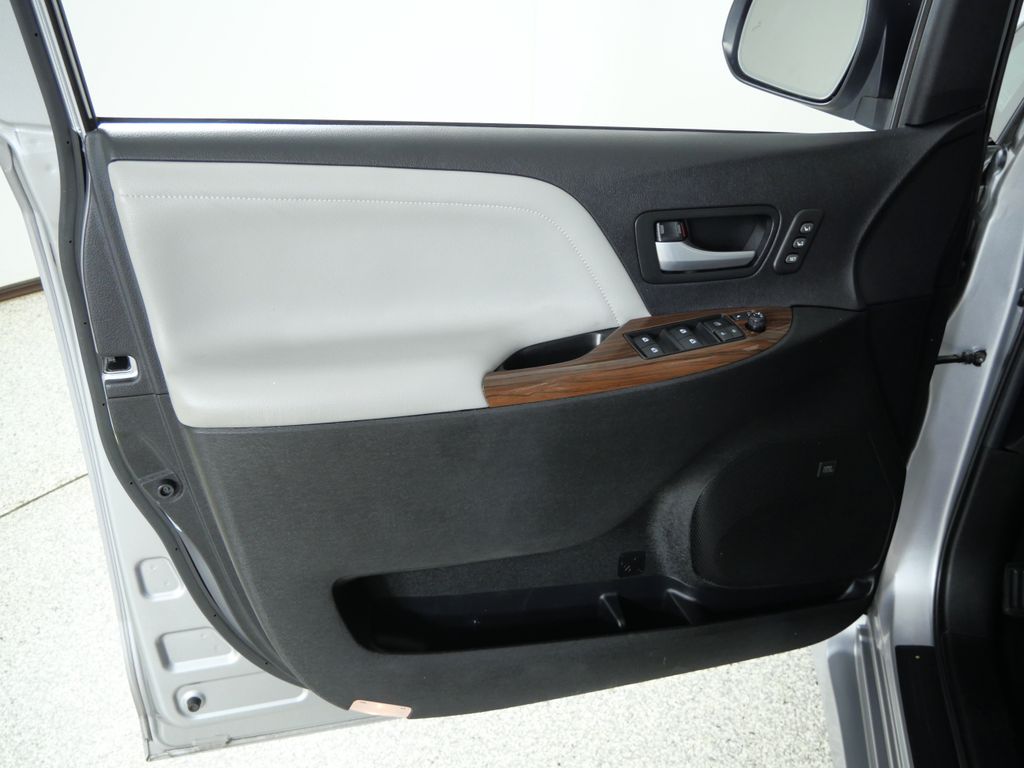 Thumbnail: 2018 Toyota Sienna - 38