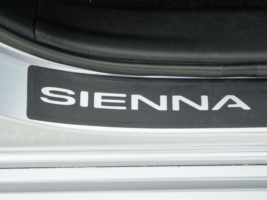 Thumbnail: 2018 Toyota Sienna - 30