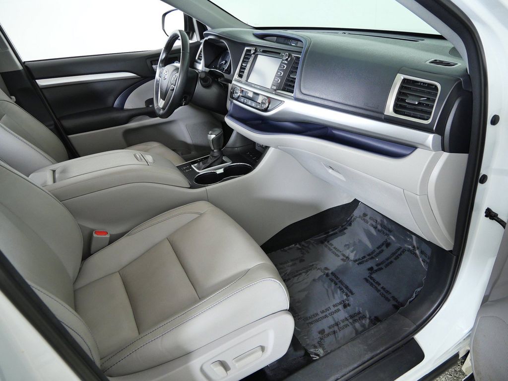 Thumbnail: 2018 Toyota Highlander - 9