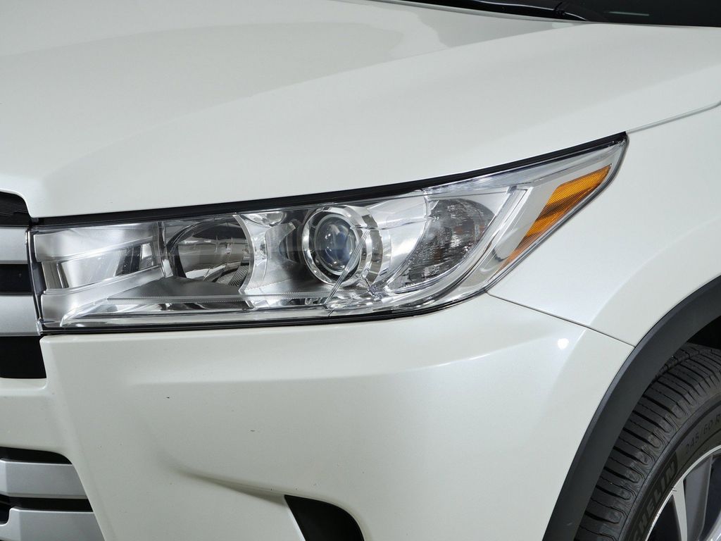 Thumbnail: 2018 Toyota Highlander - 17