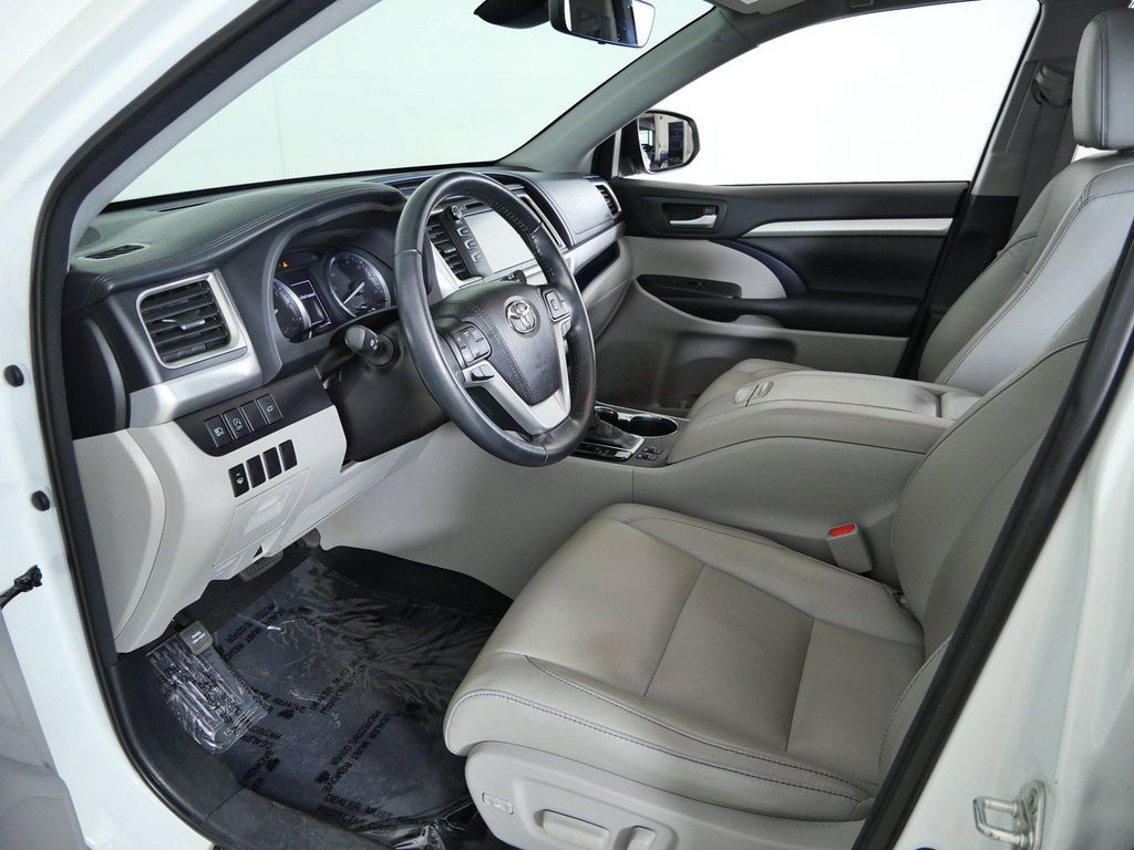 Thumbnail: 2018 Toyota Highlander - 34