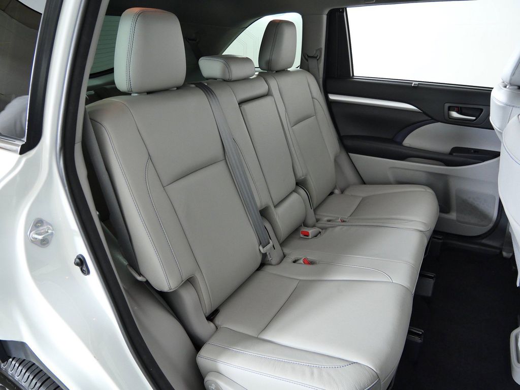 Thumbnail: 2018 Toyota Highlander - 28