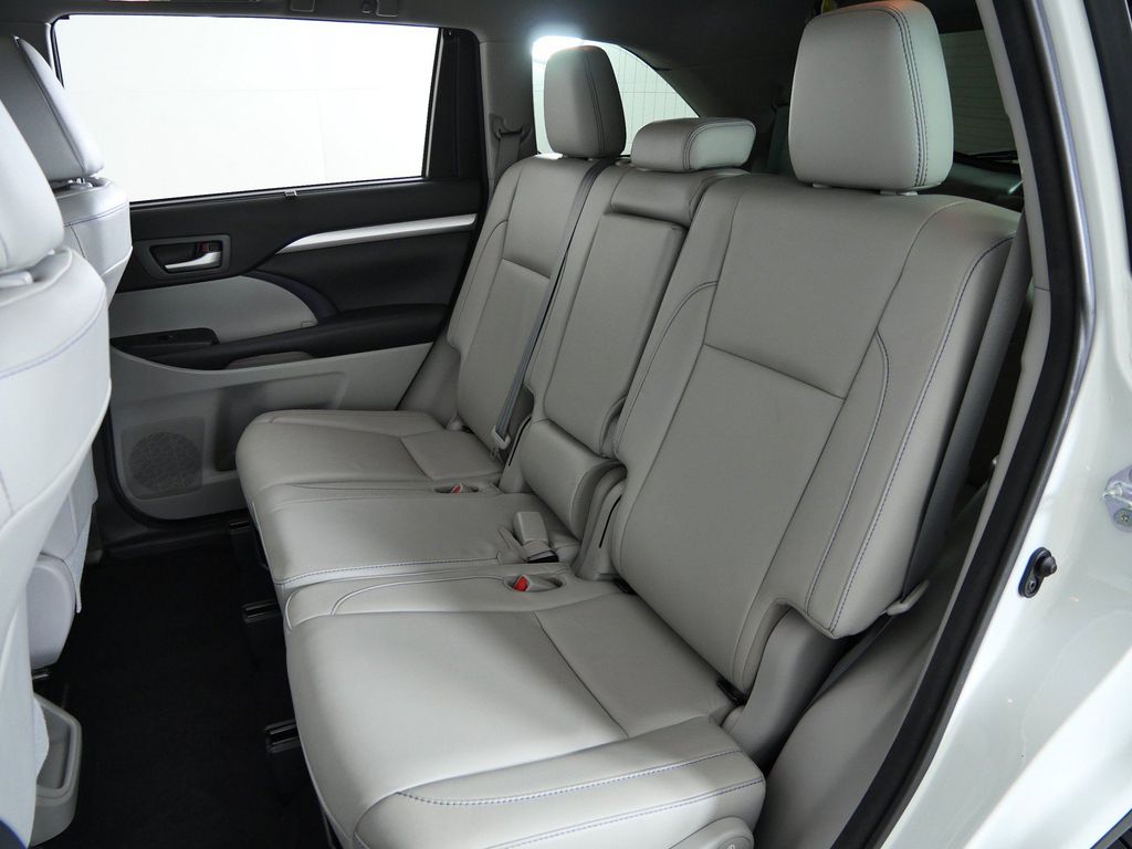 Thumbnail: 2018 Toyota Highlander - 31