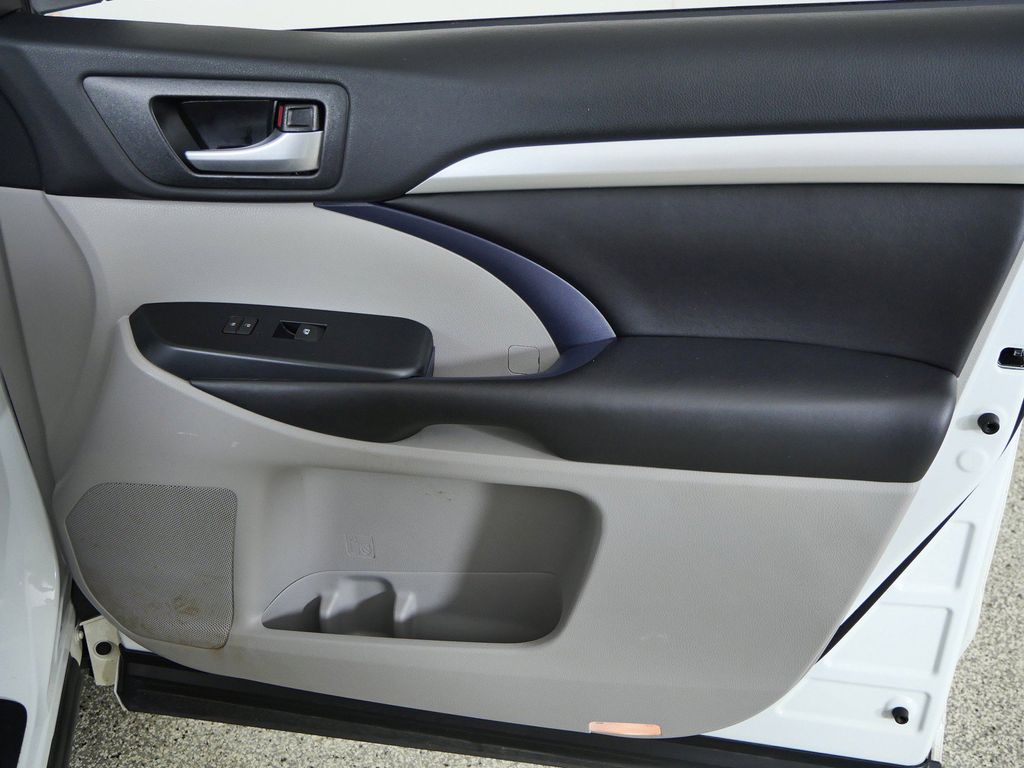 Thumbnail: 2018 Toyota Highlander - 26