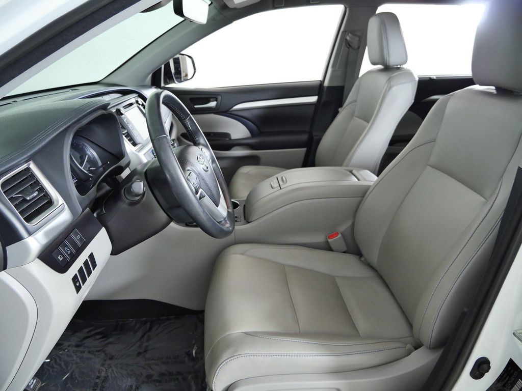Thumbnail: 2018 Toyota Highlander - 35