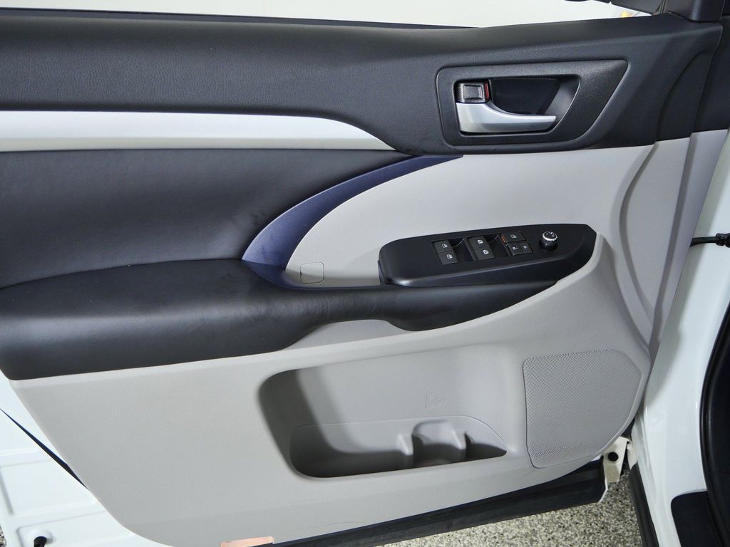 Thumbnail: 2018 Toyota Highlander - 33