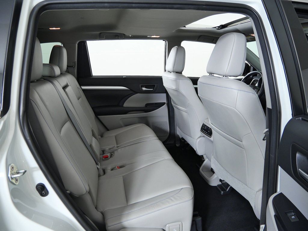 Thumbnail: 2018 Toyota Highlander - 11